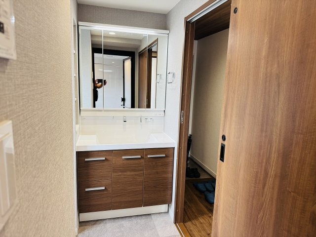 リッツタワー八王子の独立洗面台|～新規交換済、３面鏡付きの独立洗面台　細々している物をスッキリ収納出来ます～