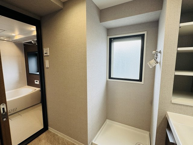 リッツタワー八王子の脱衣所|～窓付きで明るい洗面所　換気もしやすいです～