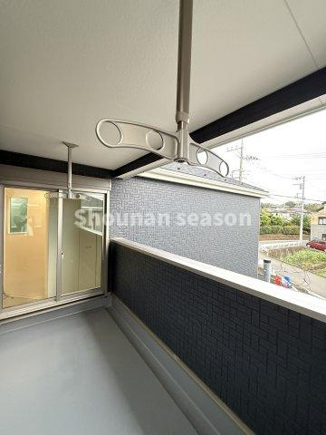 【バルコニー】 | バルコニーには廊下からも出入りできるので、他の家族に気遣わず洗濯物を干せます◎