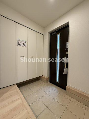 【玄関】 | 広々したエントランスで、お子様と手をつないでも出入りしやすい◎