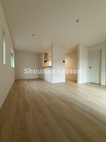 【居間・リビング】 | リビングとダイニングを仕切りやすく、生活にメリハリが生まれる横長のリビング◎