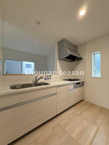 【キッチン】 | 作業効率もUPする「３口コンロ」搭載◎
