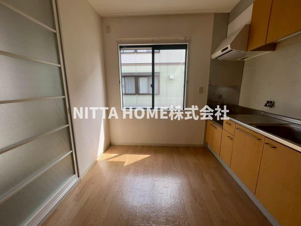 メゾンソレーユⅠの居間・リビング|キッチンスペースは5.9帖(^^)/