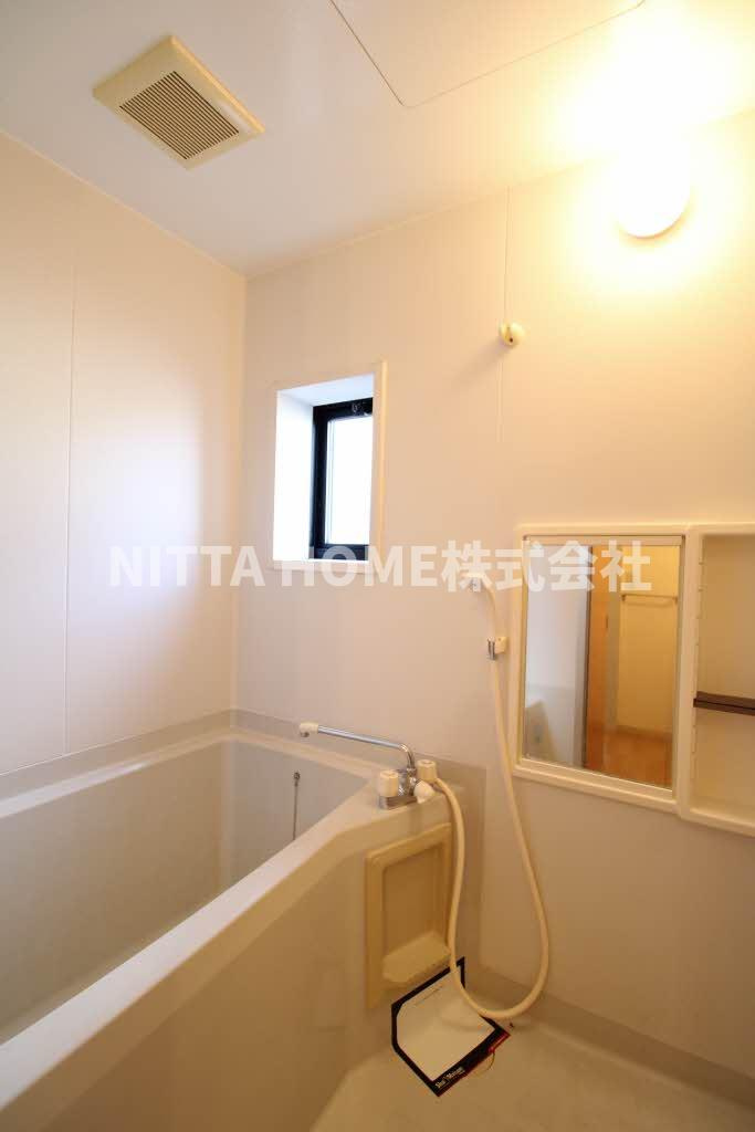 メゾンソレーユⅠの浴室|衛生面でも嬉しい浴室小窓付き◎