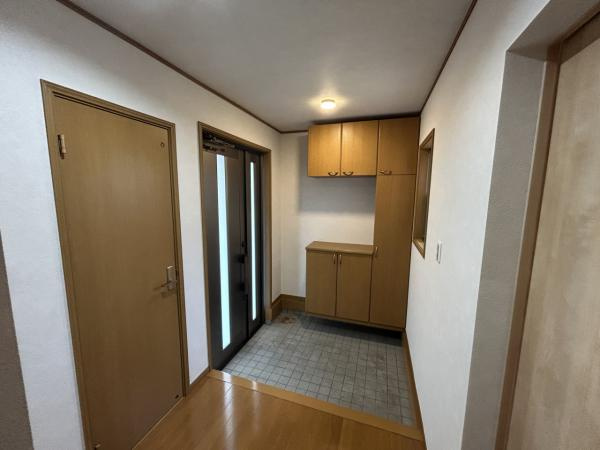 【玄関】 | 仲介手数料無料！藤山小学校に通えるリフォーム済み中古住宅　宇部市文京台１丁目 | シンプルで使いやすい玄関です