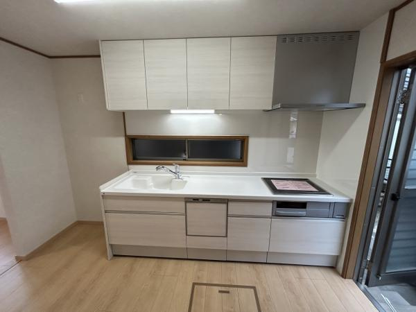 【キッチン】 | 仲介手数料無料！藤山小学校に通えるリフォーム済み中古住宅　宇部市文京台１丁目 | 使い勝手の良いシステムキッチンで楽しくクッキング♪