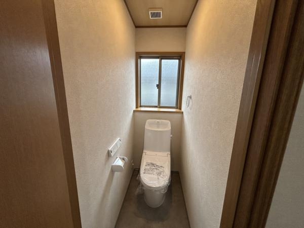 【トイレ】 | 仲介手数料無料！藤山小学校に通えるリフォーム済み中古住宅　宇部市文京台１丁目 | 落ち着いた色調のトイレです