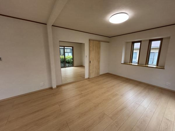 【洋室】 | 仲介手数料無料！藤山小学校に通えるリフォーム済み中古住宅　宇部市文京台１丁目 | 明るい洋室です