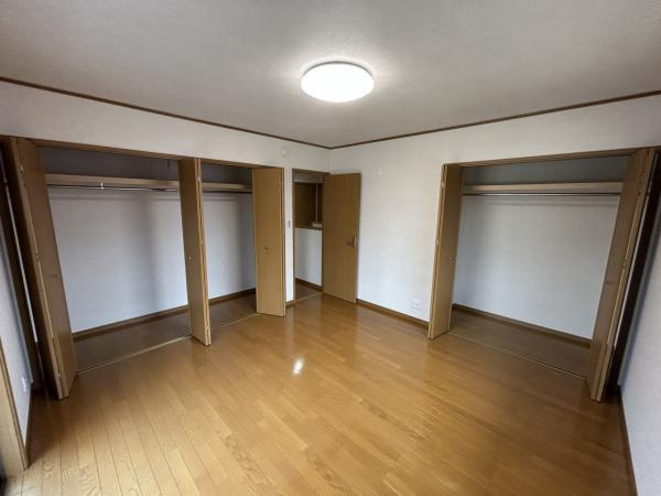 【洋室】 | 仲介手数料無料！藤山小学校に通えるリフォーム済み中古住宅　宇部市文京台１丁目 | 落ち着いた色調の洋室です