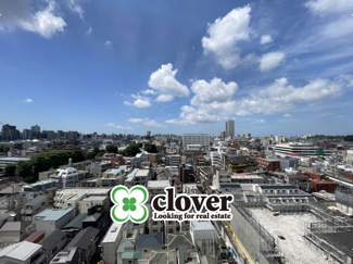 【展望】 | 眼前に広がる空の雄大さと、このお部屋の自慢の一つである「眺望」をご覧ください。毎日、この景色を独り占めできる新生活に夢が広がります。～即日のご見学可能～　お問合せはお気軽にどうぞ。

