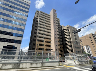 【外観】 | 青空によく映える建物です。手入れの行き届いた外壁やマンション正面エントランスなど、綺麗な姿をぜひ一度、現地にてご覧ください。～即日のご見学可能～　お問合せはお気軽にどうぞ。
