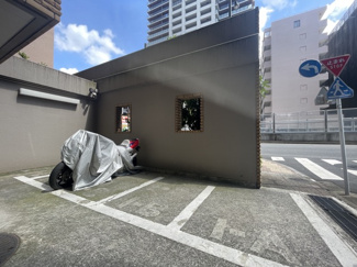 【駐車場】 | バイク置き場。空き区画の有無や駐輪料金、サイズおよび排気量規定などについては、改めてお問い合わせください。～即日のご見学可能～　お問合せはお気軽にどうぞ。
