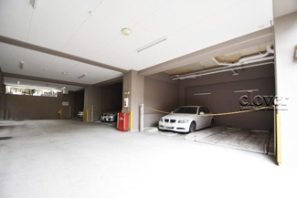 【駐車場】 | マンションの駐車場スペース。空きの有無や駐車料金、サイズ規定などについては、改めてお問い合わせください。～即日のご見学可能～　お問合せはお気軽にどうぞ。
