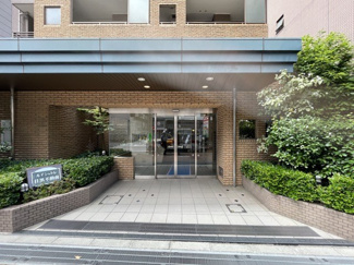 【エントランス】 | マンションの正面エントランス。出入りする人間を癒してくれるマンション入り口であり、その建物の「顔」でもあります。～即日のご見学可能～　お問合せはお気軽にどうぞ。
