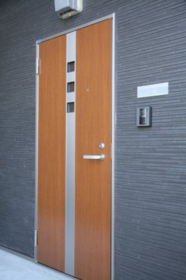 【その他共用部分】 | アンピオ野芥 | 明るい雰囲気の玄関です。