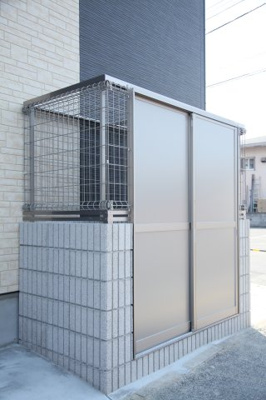 【その他共用部分】 | アンピオ野芥 | ゴミ置き場がございますので安心です。