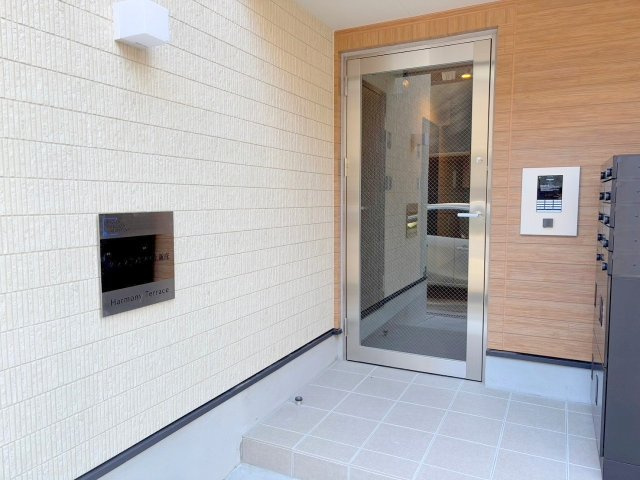 クラウドパレス上新庄のエントランス