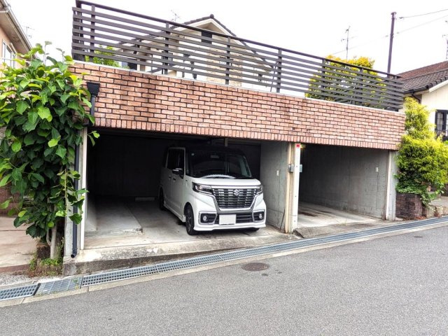 星田9丁目　中古一戸建ての駐車場|電動シャッター付車庫　駐車2台
■物件内覧・資金計画相談・住宅ローン相談、リフォーム相談、お問合せ受付中■
※当日・翌日のご内覧、ご相談はお電話でのお問合せがスムーズです！