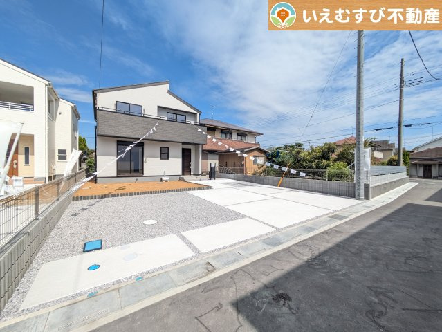 Livele Garden.S　行田城西第2の駐車場|並列3台駐車可能なゆとりのカースペース
複数台車をお持ちでも、お友達が遊びに来てもゆとりの駐車スペース！