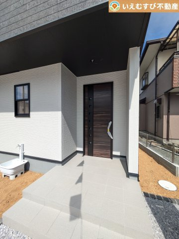 Livele Garden.S　行田城西第2のエントランス|落ち着いた色づかいのエントランス
駐車場からアクセスの良いエントランス。雨の日や荷物が多くても安心の動線♪