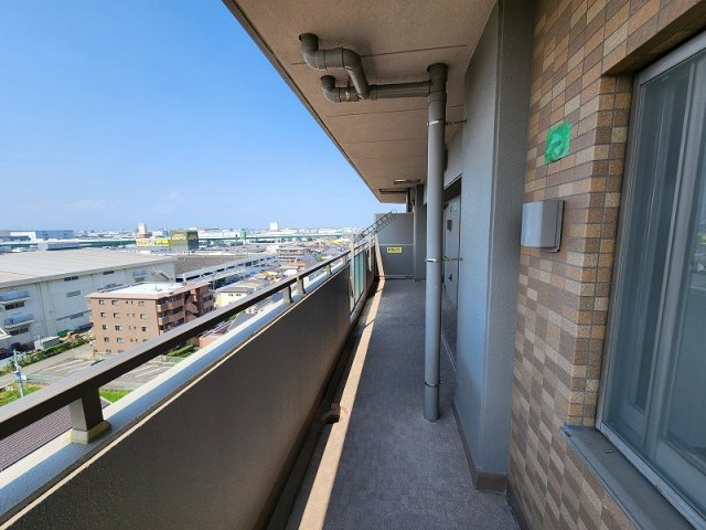 マルベリー小牧山南のバルコニー|南側の広々としたバルコニースペースです