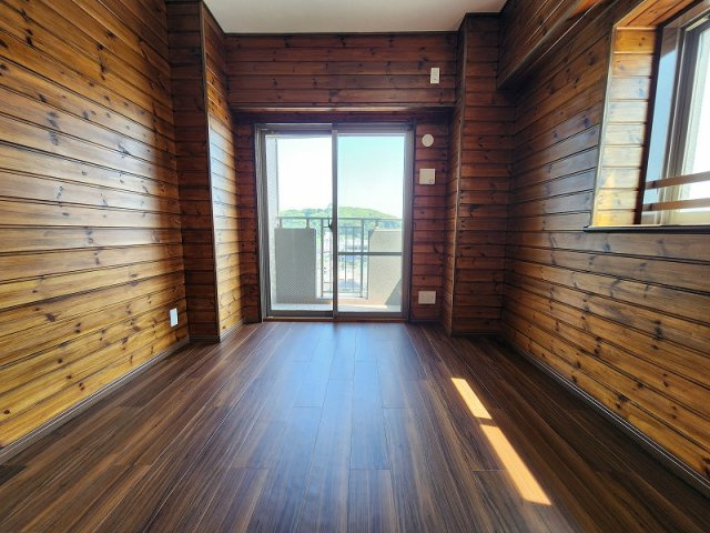 マルベリー小牧山南の洋室|北東側の洋室になります。木材の使い方がオシャレです。