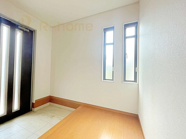 取手市戸頭　中古戸建の玄関|気持ちよくご家族やゲストを送迎できる穏やかな雰囲気の玄関♪大きな下駄箱で玄関廻りスッキリ♪