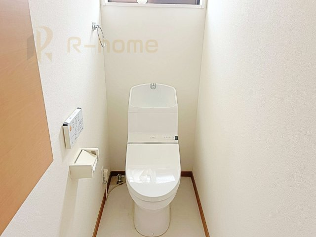 取手市戸頭　中古戸建のトイレ|小窓が付いた明るいトイレ♪
温水洗浄便座付きです。