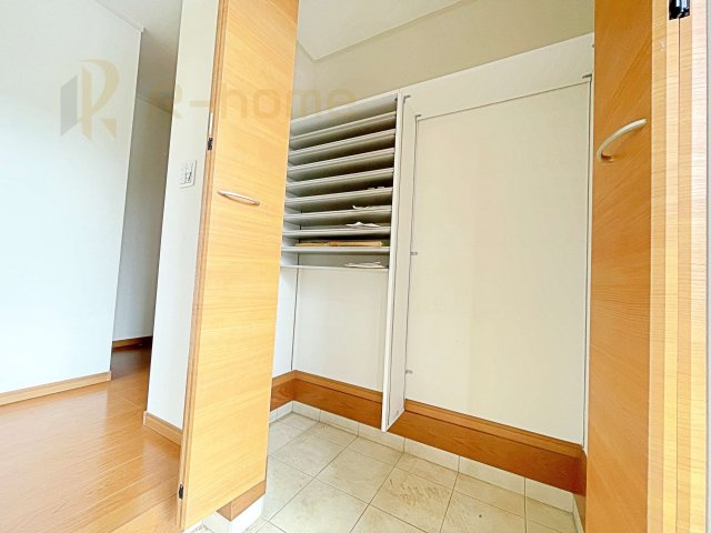 取手市戸頭　中古戸建の収納|大容量のシューズインクローク！アウトドア用品の収納にも◎♪