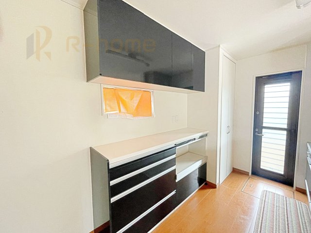 取手市戸頭　中古戸建のキッチン|カップボード付きキッチン！一体感がありおしゃれ空間を演出♪
