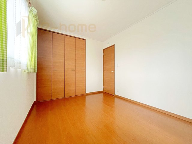 取手市戸頭　中古戸建の洋室|全居室に収納を完備♪