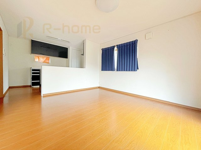 取手市戸頭　中古戸建の居間・リビング|広くて明るいＬＤＫ♪ ゆったりくつろげるリビングスペースで、ご家族皆様の笑顔が溢れます。