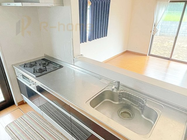 取手市戸頭　中古戸建のキッチン|料理をしながら家族とコミュニケーションが取れる対面式システムキッチン。