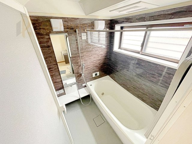 取手市戸頭　中古戸建の浴室|足を伸ばしてもゆったりできるバスルーム♪機能性も取り入れて使い易さも保証します♪