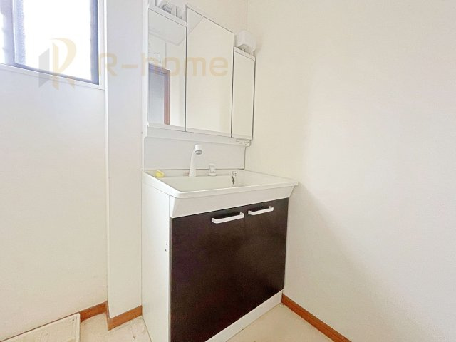 取手市戸頭　中古戸建の洗面所|清潔感溢れる洗面台は嬉しい三面鏡付き。洗剤や歯ブラシなどもすっきり収納できます♪