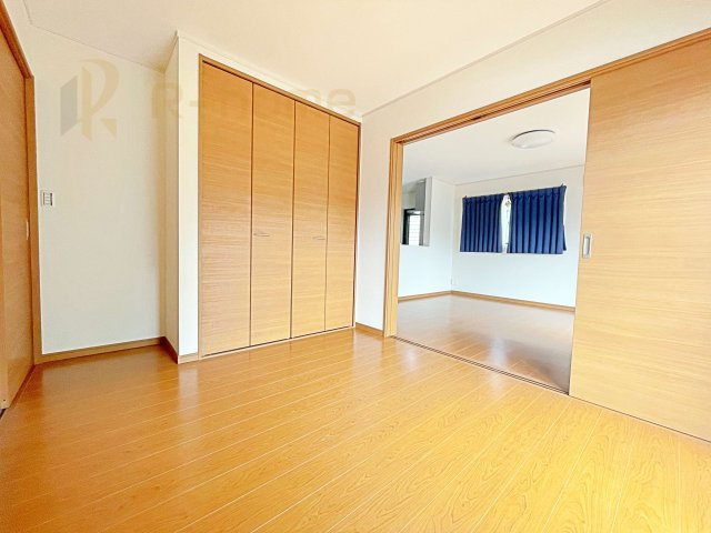 取手市戸頭　中古戸建の洋室|1階洋室はゲストルーム、キッズスペースとしても利用可能♪
開放してリビングと繋げればゆとりの大空間！