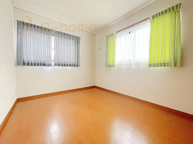 取手市戸頭　中古戸建の寝室|2面窓の風通しの良い洋室です♪差し込む暖かな陽当たりで、室内がくつろげる空間に早変わりです♪