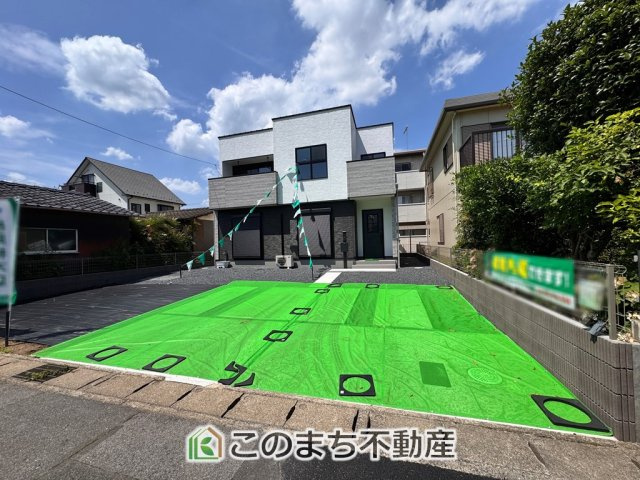 ワイウッドコート小山市城東第４期1号棟の駐車場|カースペースは並列２台分がコンクリート舗装されています