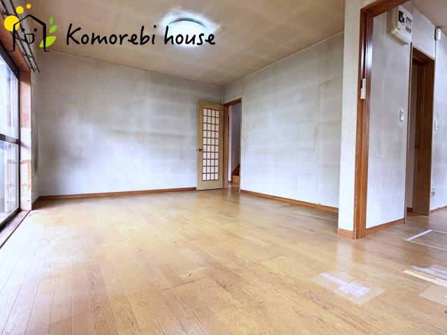 比企郡川島町八幡1丁目　中古一戸建ての居間・リビング|16帖の二面採光があるLDKです