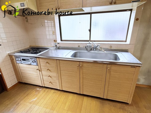 比企郡川島町八幡1丁目　中古一戸建てのキッチン|窓があるキッチンは明るいです