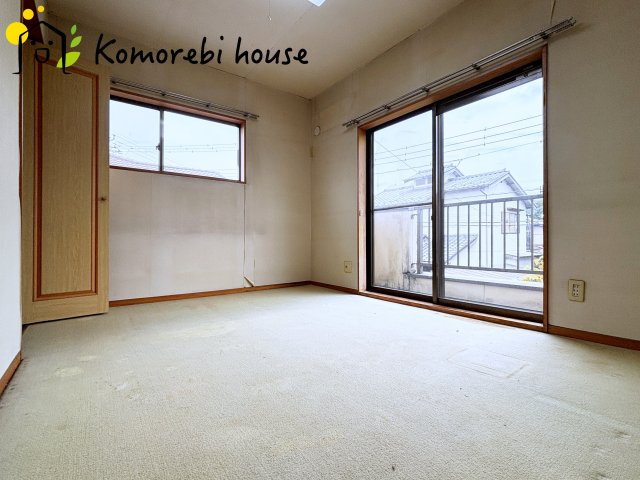 比企郡川島町八幡1丁目　中古一戸建ての寝室|8.5帖のベランダに出れる洋室です