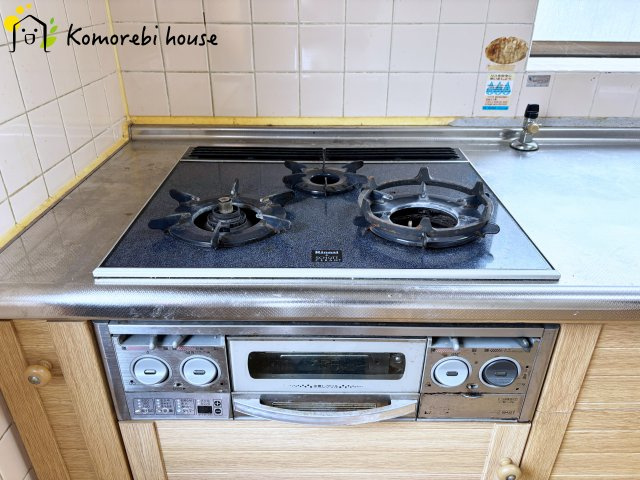 比企郡川島町八幡1丁目　中古一戸建てのキッチン|3口コンロです