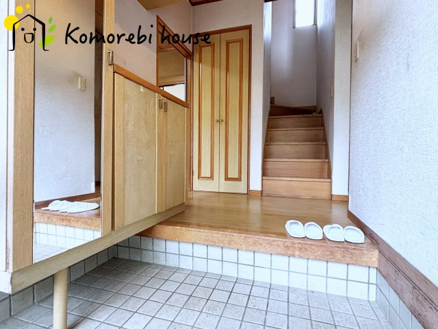 比企郡川島町八幡1丁目　中古一戸建ての玄関|明るい玄関です