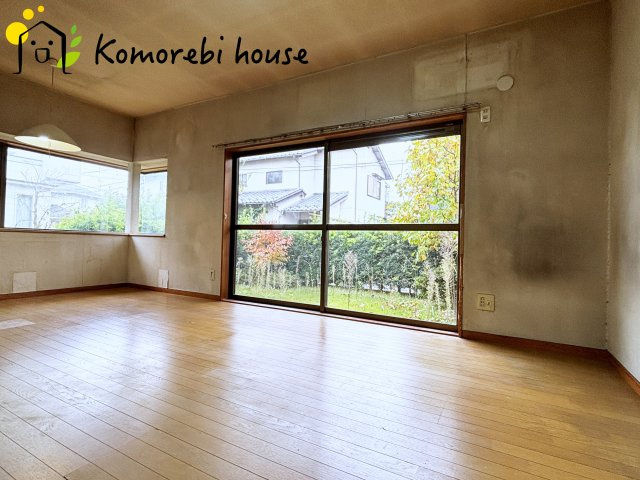 比企郡川島町八幡1丁目　中古一戸建ての居間・リビング|庭の目の前に大きな窓があります