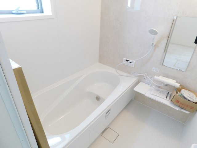 海部郡大治町大字堀之内字深田の新築一戸建の浴室|◇浴室◇　　広い１坪サイズ（ＬＩＸＩＬ）・浴室暖房乾燥機・断熱浴槽・エコベンチ浴槽・お手入れ楽々カウンター・キレイサーモフロア・オートバス・バリアフリーバス・追い焚き・浴室窓あり