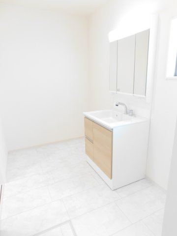 海部郡大治町大字堀之内字深田の新築一戸建の独立洗面台|◇洗面室◇　　広い洗面室！！　三面鏡シャンプードレッサー　くもり止め仕様　床下収納庫完備