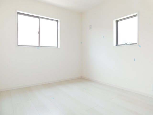 海部郡大治町大字堀之内字深田の新築一戸建の洋室|◇２階洋室◇　　南面を含む２面採光で明るい洋室５．２５帖　全居室収納完備！