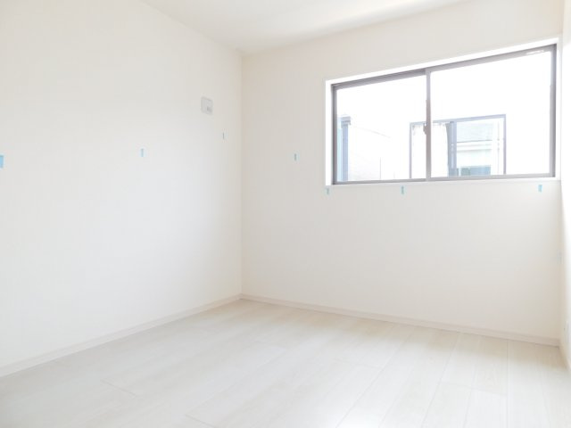 海部郡大治町大字堀之内字深田の新築一戸建の洋室|◇２階洋室◇　　南面で明るい洋室５．２５帖　全居室収納完備！