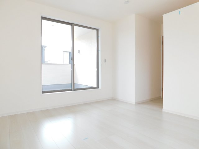 海部郡大治町大字堀之内字深田の新築一戸建の洋室|◇２階洋室◇　　南面を含む２面採光で明るい洋室７．７５帖　ウォークインクローゼット完備！　バルコニー利用可♪　　