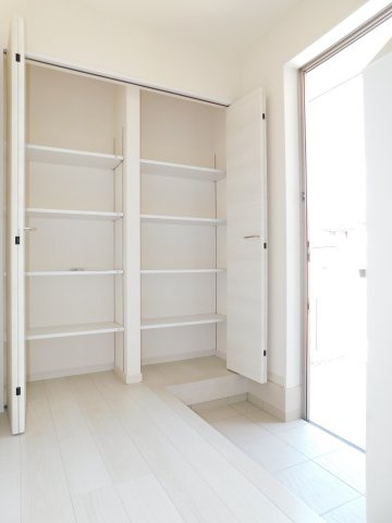 海部郡大治町大字堀之内字深田の新築一戸建の収納|◇玄関収納◇　　玄関がスッキリ片付く大容量収納♪　可動棚付き！